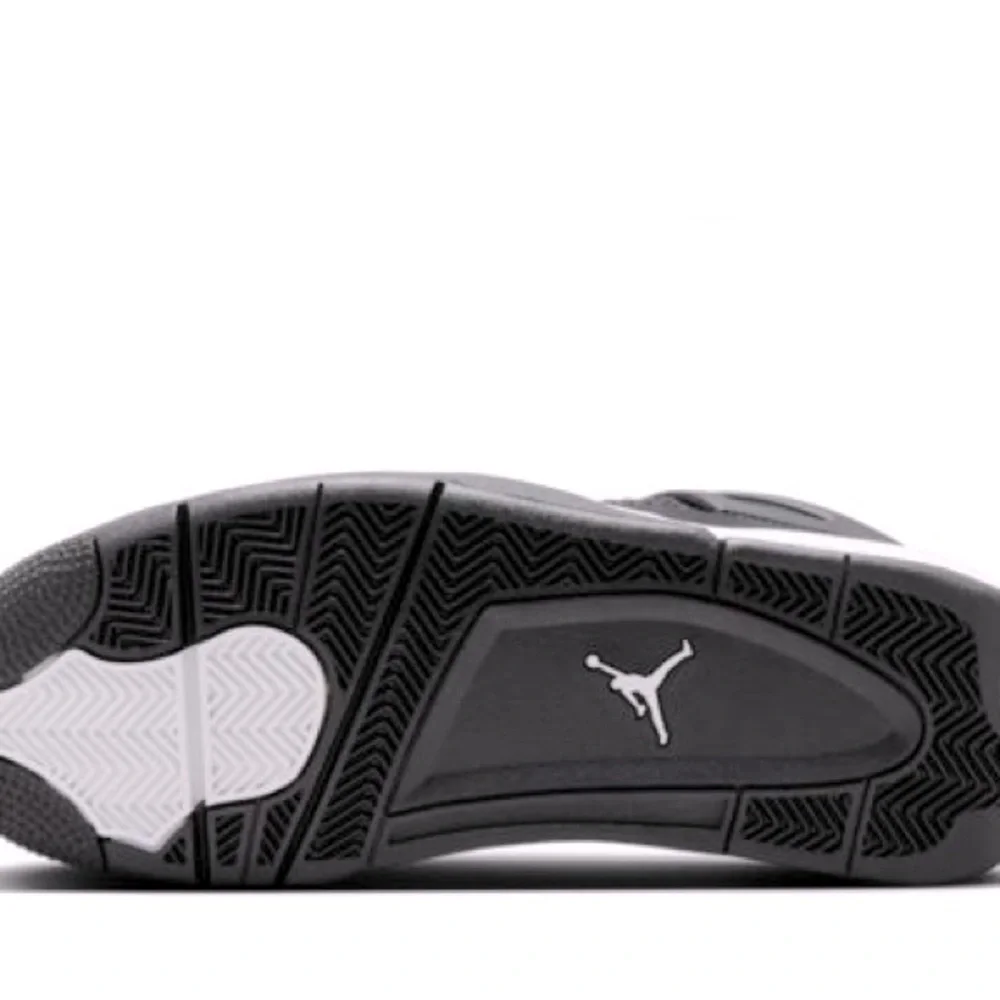 Air Jordan 4 Retro White Thunder Iconic Style Footwear